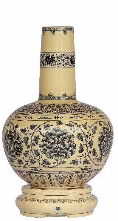 Bình Hoa lam: Mang dáng tròn tượng trưng cho trời, hình trụ thẳng mang dáng trực tượng trưng cho người quang minh chính đại là trụ cột trong gia đình và xã hội. Lai lịch gốm Chu Đậu được tìm thấy từ bút ký lưu trên bình phát hiện năm 1980 tại Viện bảo tàng Topaki Sarray, Istabul, Thổ Nhĩ Kỳ. Bình Hoa lam: Mang dáng tròn tượng trưng cho trời, hình trụ thẳng mang dáng trực tượng trưng cho người quang minh chính đại là trụ cột trong gia đình và xã hội. Lai lịch gốm Chu Đậu được tìm thấy từ bút ký lưu trên bình phát hiện năm 1980 tại Viện bảo tàng Topaki Sarray, Istabul, Thổ Nhĩ Kỳ.