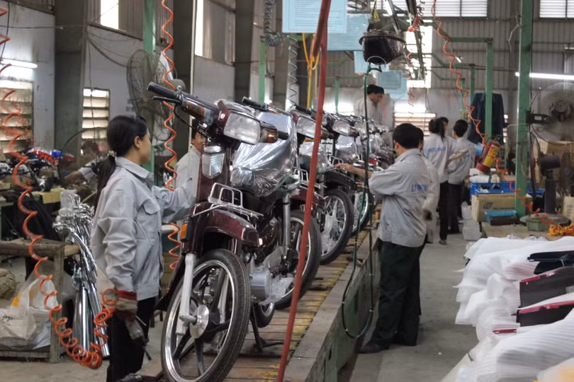 Dây chuyền lắp ráp phụ tùng xe máy tại Công ty TNHH T&T Hưng Yên (năm 1998) Dây chuyền lắp ráp phụ tùng xe máy tại Công ty TNHH T&T Hưng Yên (năm 1998)