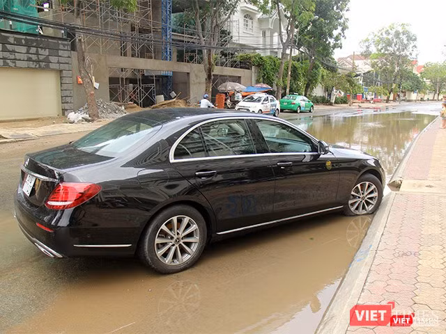 Một chiếc xe hạng sang nằm ngất trên đường Nguyễn Văn Hưởng ở khu Thảo Điền, Q.2. Chủ xe tên Khoa nói rằng xe anh 9h đêm qua về tới đoạn này thì ngập hẳn, đến 11h ngày 26.11 đang gọi cứu hộ vẫn chưa được. Các gara cũng thông báo rằng các xe cứu hộ hiện tại chạy không kịp tắt máy Một chiếc xe hạng sang nằm ngất trên đường Nguyễn Văn Hưởng ở khu Thảo Điền, Q.2. Chủ xe tên Khoa nói rằng xe anh 9h đêm qua về tới đoạn này thì ngập hẳn, đến 11h ngày 26.11 đang gọi cứu hộ vẫn chưa được. Các gara cũng thông báo rằng các xe cứu hộ hiện tại chạy không kịp tắt máy