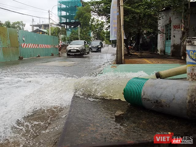 Nhiều nhà dân phải sử dụng phương án sử dụng máy bơm công suất lớn bơm nước để thoát ngập Nhiều nhà dân phải sử dụng phương án sử dụng máy bơm công suất lớn bơm nước để thoát ngập