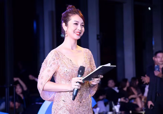 Hoa hậu Jennifer Phạm đảm nhiệm vai trò người dẫn chương trình. 