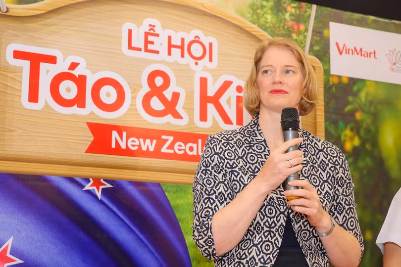“Hợp tác giữa VinMart, VinMart+ và Hiệp hội doanh nghiệp New Zealand ngày hôm nay là một trong những sự kiện quan trọng giúp đưa các loại táo, kiwi vừa an toàn và ngon bổ sạch đến với người dân Việt Nam” - Bà Wendy Matthews cho biết.