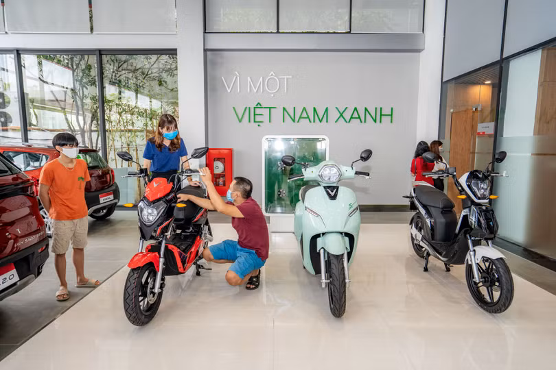 Khu vực trưng bày rộng 280 m2 của showroom Phạm Văn Đồng không chỉ có các dòng ô tô VinFast Lux SA2.0, Lux A2.0 và Fadil, mà còn có cả các dòng xe máy điện KlaraS, Impes và Ludo, cùng các phụ kiện, đồ chơi dành riêng cho các dòng xe VinFast. Khu vực trưng bày rộng 280 m2 của showroom Phạm Văn Đồng không chỉ có các dòng ô tô VinFast Lux SA2.0, Lux A2.0 và Fadil, mà còn có cả các dòng xe máy điện KlaraS, Impes và Ludo, cùng các phụ kiện, đồ chơi dành riêng cho các dòng xe VinFast.