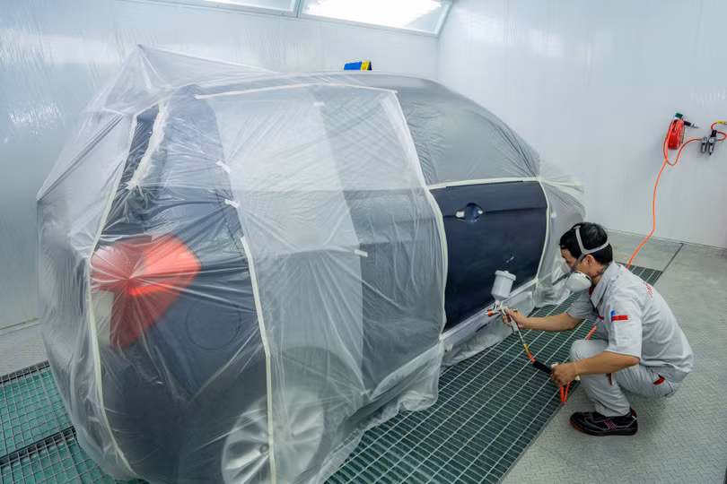Đặc biệt, tại đây còn có một xưởng đồng sơn được trang bị công nghệ sơn gốc nước hiện đại, có thể phục hồi màu sơn ngoại thất của xe một cách nhanh chóng và chuẩn xác. Với đầy đủ tiêu chí của một showroom 3S, khách hàng sẽ được đáp ứng mọi nhu cầu, từ tìm hiểu thông tin về xe, mua xe, sửa chữa, bảo dưỡng, thay thế phụ tùng cho đến phục hồi xe sau tai nạn. Đặc biệt, tại đây còn có một xưởng đồng sơn được trang bị công nghệ sơn gốc nước hiện đại, có thể phục hồi màu sơn ngoại thất của xe một cách nhanh chóng và chuẩn xác. Với đầy đủ tiêu chí của một showroom 3S, khách hàng sẽ được đáp ứng mọi nhu cầu, từ tìm hiểu thông tin về xe, mua xe, sửa chữa, bảo dưỡng, thay thế phụ tùng cho đến phục hồi xe sau tai nạn.