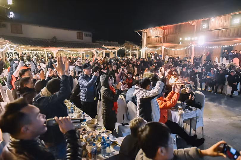 Không chỉ tình yêu với môn thể thao vua mà khát vọng đưa đẳng cấp và trí tuệ Việt Nam vươn tầm thế giới cũng là một chất keo gắn kết người dân Việt Nam thành một khối vững chắc. Sự đồng lòng đó sẽ góp phần lan tỏa và đưa sức mạnh Việt Nam lan xa - mãnh liệt như tinh thần VinFast. Không chỉ tình yêu với môn thể thao vua mà khát vọng đưa đẳng cấp và trí tuệ Việt Nam vươn tầm thế giới cũng là một chất keo gắn kết người dân Việt Nam thành một khối vững chắc. Sự đồng lòng đó sẽ góp phần lan tỏa và đưa sức mạnh Việt Nam lan xa - mãnh liệt như tinh thần VinFast.