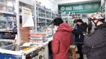 Người dân xếp hàng chờ mua thuốc, kit test COVID-19 (Ảnh - Minh Thuý) 