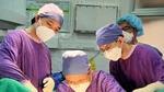 Các bác sĩ phẫu thuật cho bệnh nhân (Ảnh - BVCC) 