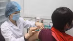 Nhân viên y tế tiêm vaccine COVID-19 Nanocovax cho tình nguyện viên (Ảnh - Minh Thuý) 