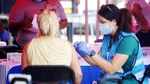 Nhân viên y tế tiêm vaccine phòng bệnh đậu mùa khỉ cho người dân tại New Orleans, Mỹ, ngày 13/8/2022. (Ảnh: THX/TTXVN)