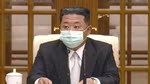 Lãnh đạo Triều Tiên Kim Jong-un đeo khẩu trang trong một cuộc họp về ứng phó COVID-19 ngày 12/5 (Ảnh: AP)