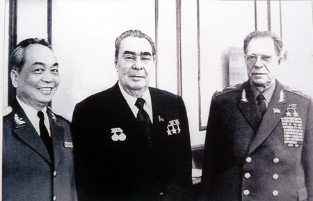 Tổng Bí thư Đảng Cộng sản Liên Xô Leonid Brezhnev và Nguyên soái Dmitriy Ustinnov cùng Đại tướng Võ Nguyên Giáp