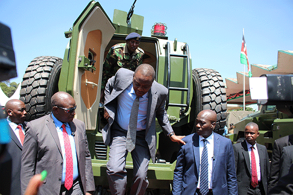 Xe bọc thép Trung Quốc tan nát vì trúng mìn, 7 sĩ quan Kenya thiệt mạng ảnh 4