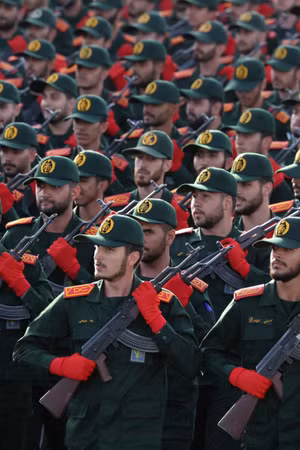 Các thành viên của Lực lượng Vệ binh Cách mạng Hồi giáo Iran trong một cuộc duyệt binh năm 2024. Ảnh: Shutterstock.