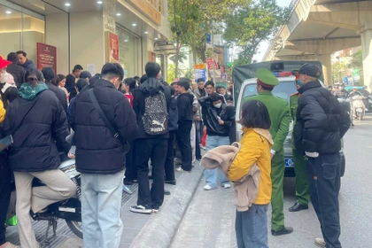 Cảnh chen lấn, xô đẩy khi mua vàng ở Hà Nội