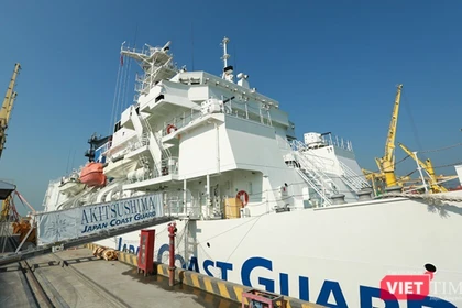 Tuần dương hạm USS Robert Smalls của Hải quân Mỹ và hạm tuần dương Akitsushima (PLH-32) của Lực lượng Bảo vệ Bờ biển Nhật Bản tại cảng Tiên Sa, Đà Nẵng.