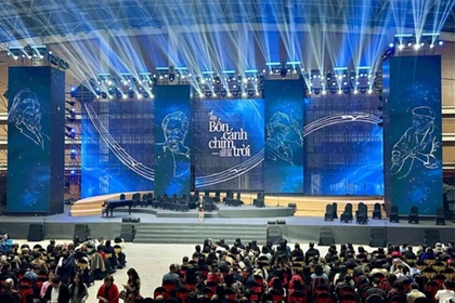 Nhiều khán giả bức xúc khi Ban tổ chức bất ngờ thông báo show "Về đây bốn cánh chim trời" bị hoãn.