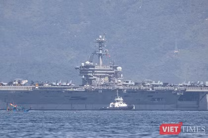 Siêu tàu sân bay USS George Washington (CVN-73) trên vịnh Đà Nẵng. Ảnh XM.