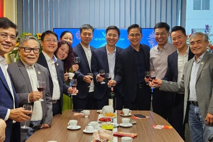 Đông đảo lãnh đạo Hội Truyền thông số Việt Nam và đại diện các đơn vị thanh viên gặp mặt đầu xuân Bính Ngọ 2026.