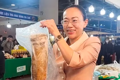 Livestream bán hải sản, Bí thư đặc khu Cô Tô giúp bà con bán hàng mỏi tay