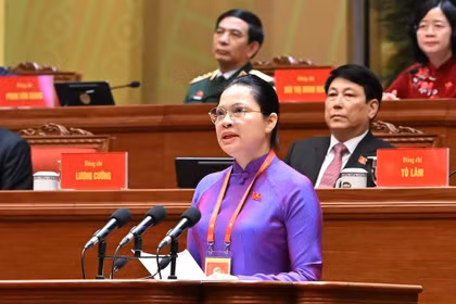 Bà Hà Thị Nga trình bày tham luận về phát huy sức mạnh đại đoàn kết toàn dân tộc - nền tảng và động lực quan trọng thực hiện thắng lợi các mục tiêu phát triển đất nước trong kỷ nguyên mới".