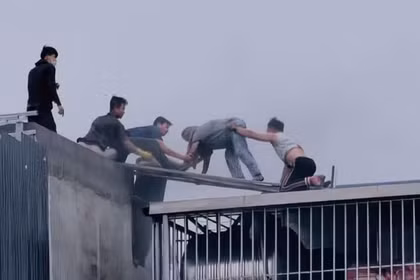 Những người hùng giữa biển lửa