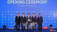 Phó Thủ tướng Vũ Đức Đam: Chuyển đổi số gắn với những thách thức và yêu cầu tự điều chỉnh ảnh 1 Phó Thủ tướng Vũ Đức Đam và lãnh đạo các bộ ngành thực hiện nghi thức khai mạc Hội nghị và triển lãm Thế giới số 2020. Ảnh: Lê Minh Sơn.
