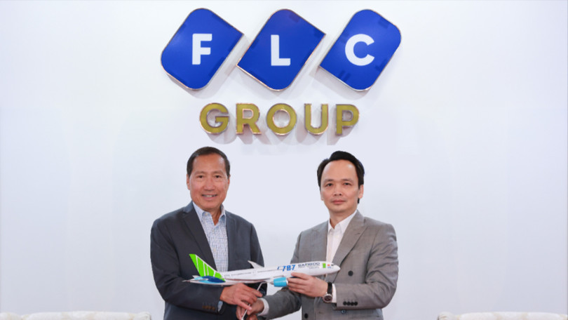 Ông Michael Vu, CEO Boeing tại Việt Nam và Ông Trịnh Văn Quyết nhà sáng lập Bamboo Airways trao nhận mô hình tàu bay Boeing 787-9