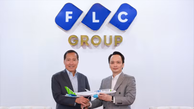 Ông Michael Vu, CEO Boeing tại Việt Nam và Ông Trịnh Văn Quyết nhà sáng lập Bamboo Airways trao nhận mô hình tàu bay Boeing 787-9