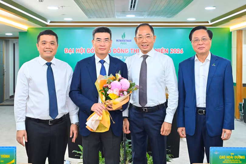 Ông Dương Mạnh Sơn (đứng thứ hai từ trái sang phải) - tân Chủ tịch HĐQT PVOIL. 