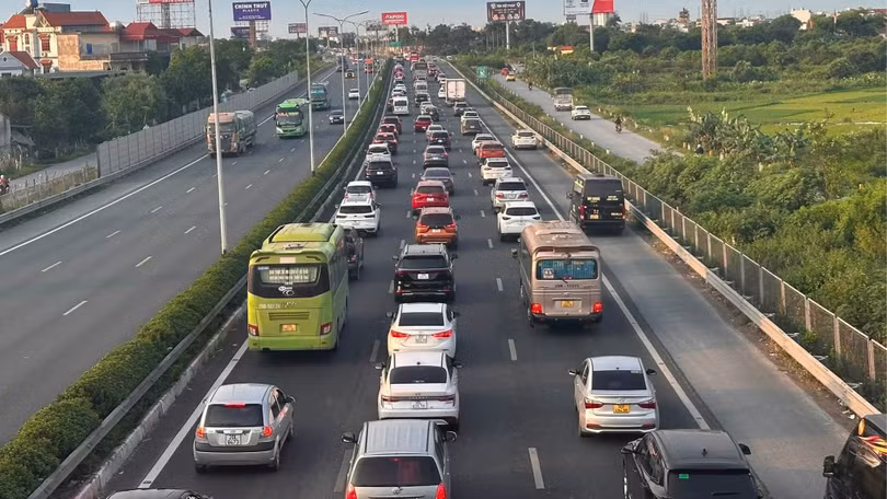 Sáng 30/4, nhiều đoạn cao tốc Pháp Vân - Cầu Giẽ hướng Hà Nội - Ninh Bình ùn ứ kéo dài. Ảnh: Giáp Cường