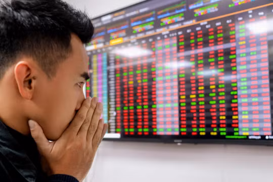 Nhiều cổ phiếu chao đảo thời gian qua sau những tin đồn vô căn cứ. Ảnh minh hoạ: HT