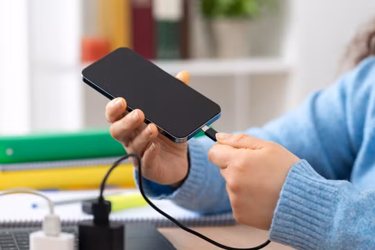 Vừa sạc vừa sử dụng điện thoại nhìn chung không gây hại cho pin, trừ khi thiết bị trở nên quá nóng. Ảnh: Shutterstock.