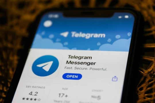 Cũng hướng đến các cộng đồng như Zalo nhưng Telegram tiềm ẩn rủi ro khi dễ dàng bị người lạ thêm vào các nhóm chat không mong muốn. Ảnh: pcmag.