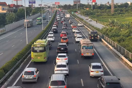 Sáng 30/4, nhiều đoạn cao tốc Pháp Vân - Cầu Giẽ hướng Hà Nội - Ninh Bình ùn ứ kéo dài. Ảnh: Giáp Cường