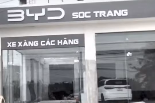 Hình ảnh showroom BYD Sóc Trăng đang trong quá trình hoàn thiện và đã có xe trưng bày bên trong. Ảnh: MXH.