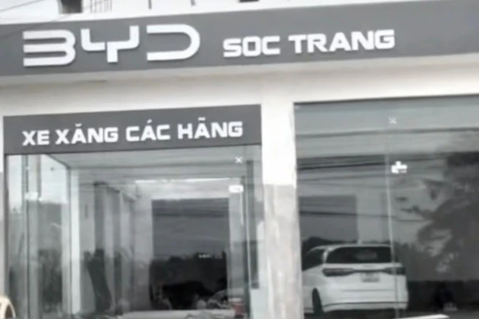 Hình ảnh showroom BYD Sóc Trăng đang trong quá trình hoàn thiện và đã có xe trưng bày bên trong. Ảnh: MXH.