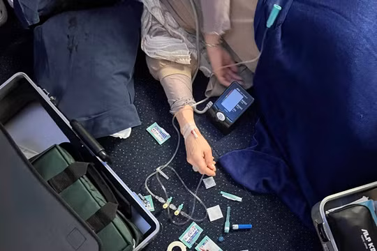 Bác sĩ Việt cấp cứu hành khách ngất xỉu ở độ cao 10.000 m