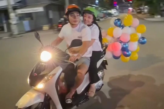 Lê Dương Bảo Lâm kéo theo chùm bóng bay ở phía sau, tiềm ẩn nguy cơ cản trở giao thông. Ảnh: Cắt từ clip.