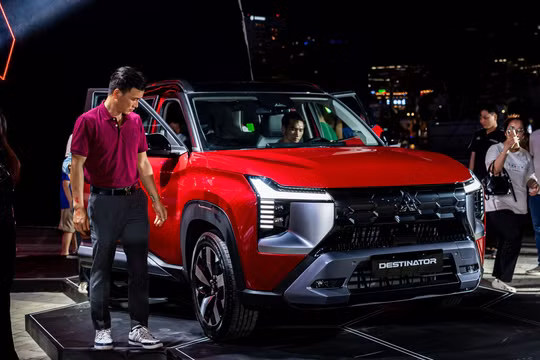 Mitsubishi Destinator ra mắt vào giai đoạn cuối năm với giá 780 - 855 triệu đồng. Mẫu xe này nhắm đúng nhu cầu gia đình cần không gian rộng và tính đa dụng với cấu hình 3 hàng ghế. Destinator dùng động cơ 1.5 tăng áp cho công suất khoảng 163 mã lực, đi kèm những trang bị nổi bật như màn hình giải trí lớn hỗ trợ Apple CarPlay/Android Auto, điều hòa cho hàng ghế sau, phanh tay điện tử. Ảnh: Mitsubishi.