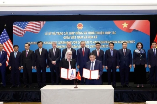 Tổng bí thư Tô Lâm chứng kiến lễ trao Hợp đồng cung cấp động cơ GTF và dịch vụ bảo dưỡng toàn diện cho tàu bay A321NEO và A321 XLR giữa VietjetAir (Việt Nam) và Pratt & Whitney. (Ảnh: TTXVN)