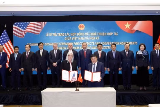 Tổng bí thư Tô Lâm chứng kiến lễ trao Hợp đồng cung cấp động cơ GTF và dịch vụ bảo dưỡng toàn diện cho tàu bay A321NEO và A321 XLR giữa VietjetAir (Việt Nam) và Pratt & Whitney. (Ảnh: TTXVN)