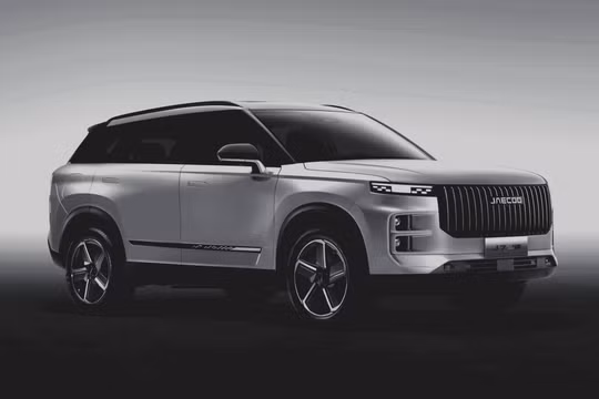 Jaecoo J7 có kiểu dáng vuông vức, nhiều đường nét cơ bắp gợi nhớ đến phong cách thiết kế của Range Rover.