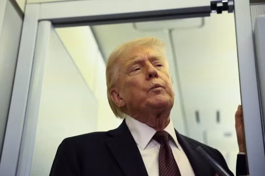 Tổng thống Mỹ Donald Trump trả lời báo chí trên chuyên cơ Không lực Một trong chuyến bay trở lại Washington ngày 15/3. Ảnh: Reuters.