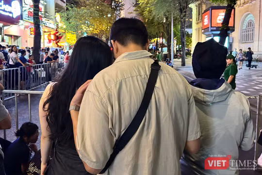 Trung tâm TP.HCM đông nghịt người đi xem countdown và pháo hoa chào năm mới 2026