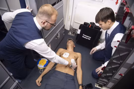 Ngất xỉu khi đang bay: Bác sĩ cảnh báo nguy cơ tử vong nếu xử trí sai