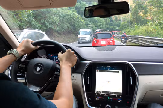 Thuê ô tô tự lái về quê ăn Tết: Chuẩn bị gì để đi xa an toàn, đỡ mệt?