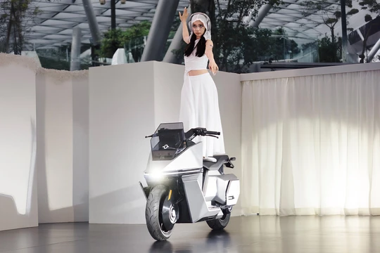 Omo X được trang bị mô-đun Control Moment Gyroscope giúp xe tự giữ thăng bằng, có thể đứng vững ngay cả khi dừng mà không cần chân chống. Ảnh: Omoway.