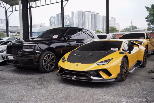 Nhiều siêu xe Lamborghini, Ferrari, Rolls-Royce bị tạm giữ vì nợ phí đường bộ tại Malaysia. Ảnh: Paultan.