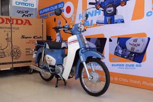 Super Cub 50 Final Edition mang phối màu trắng xanh, gợi nhớ đến những thế hệ đầu tiên của mẫu xe này ở thập niên 1950 - 1960. Ảnh: Võ Motor.