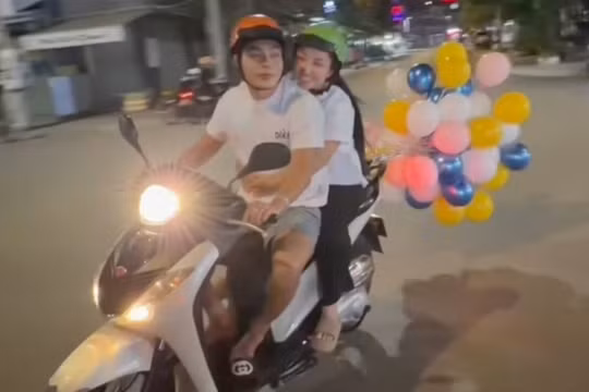 Lê Dương Bảo Lâm đi xe máy treo chùm bong bóng phía sau